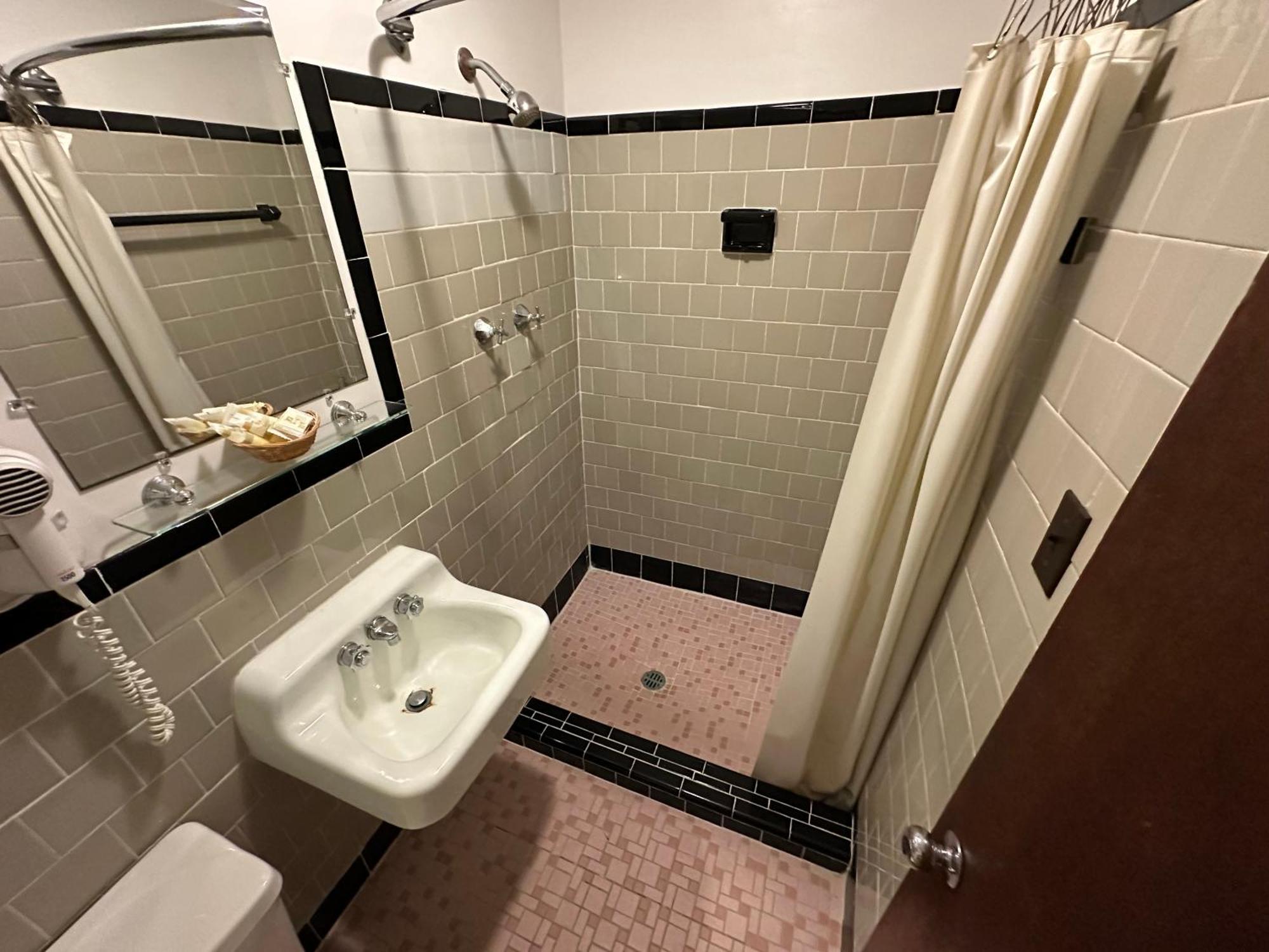 Four Oaks Hotel 3*
